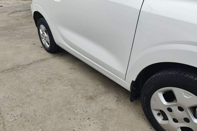 Used Roewe Clever 2021 302 km New Four-Seater Super-Efficient Version Right Side Sill