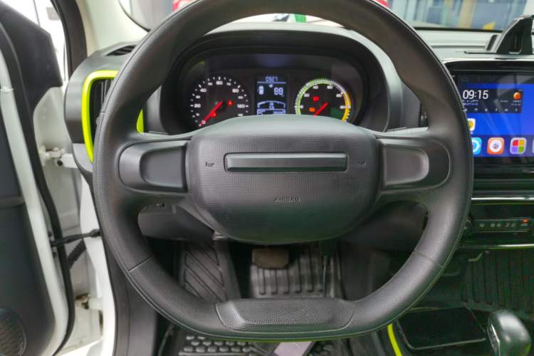 Used Roewe Clever 2021 302 km New Four-Seater Super-Efficient Version Steering Wheel
