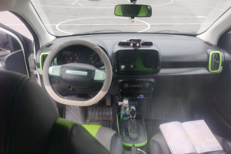 Used Roewe Clever 2021 302 km New Four-Seater Super-Efficient Version Steering Wheel