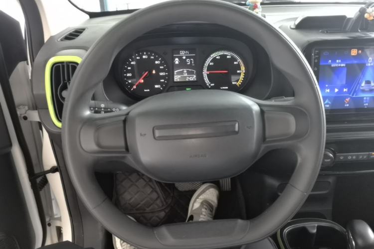 Used Roewe Clever 2021 302 km New Four-Seater Super-Efficient Version Steering Wheel
