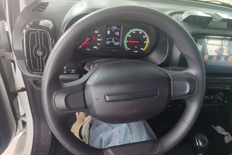 Used Roewe Clever 2021 302 km New Four-Seater Super-Efficient Version Steering Wheel