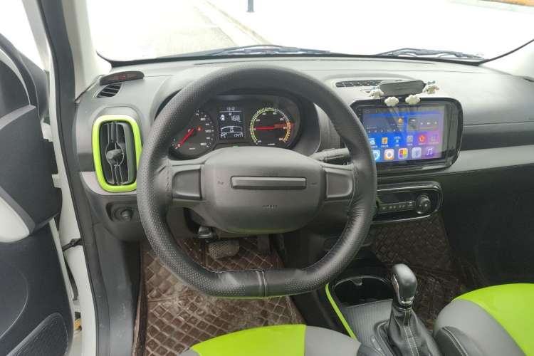 Used Roewe Clever 2021 302 km New Four-Seater Super-Efficient Version Steering Wheel