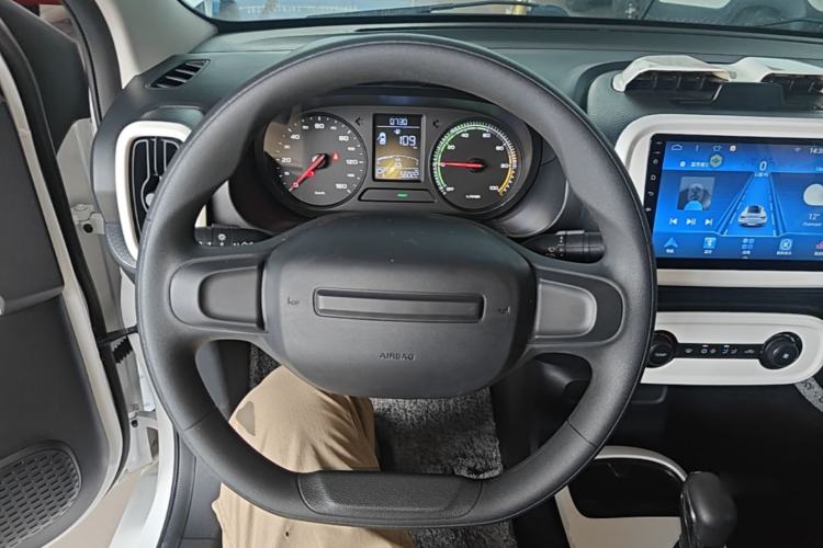 Used Roewe Clever 2021 302 km New Four-Seater Super-Efficient Version Steering Wheel