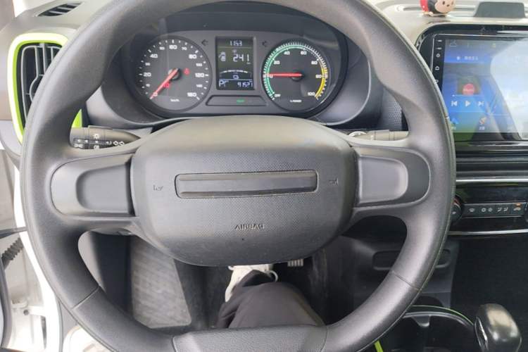 Used Roewe Clever 2021 302 km New Four-Seater Super-Efficient Version Steering Wheel