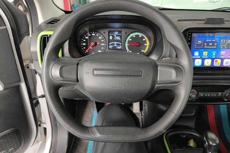 Used Roewe Clever 2021 302 km New Four-Seater Super-Efficient Version Steering Wheel
