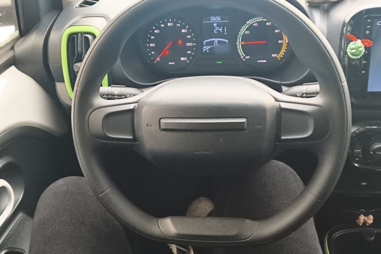 Used Roewe Clever 2021 302 km New Four-Seater Super-Efficient Version Steering Wheel