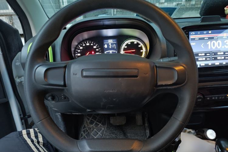 Used Roewe Clever 2021 302 km New Four-Seater Super-Efficient Version Steering Wheel