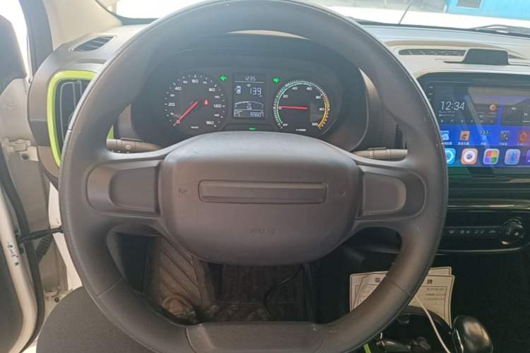 Used Roewe Clever 2021 302 km New Four-Seater Super-Efficient Version Steering Wheel