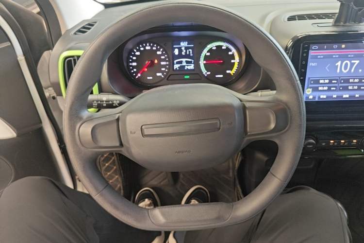Used Roewe Clever 2021 302 km New Four-Seater Super-Efficient Version Steering Wheel