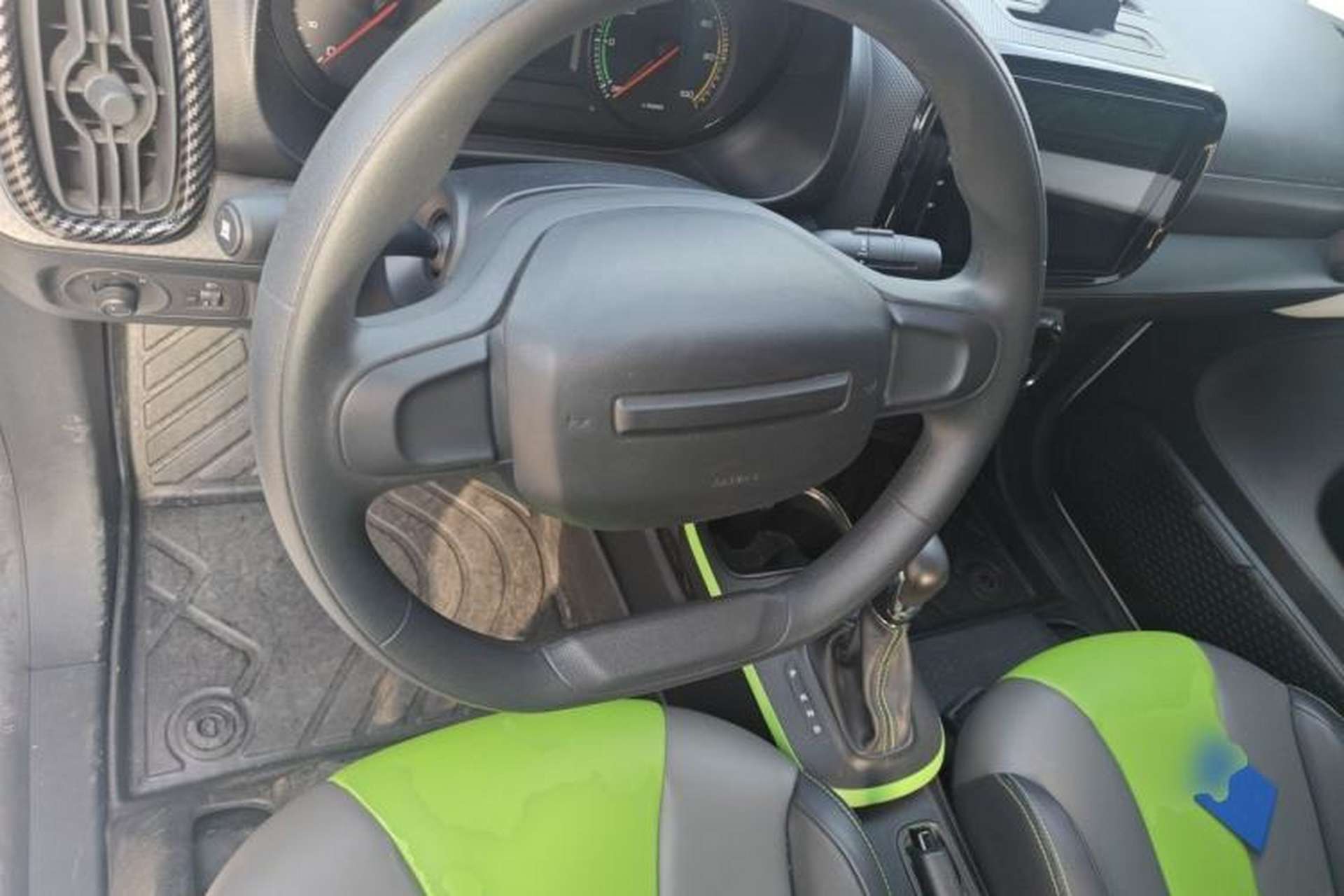 Used Roewe Clever 2021 302 km New Four-Seater Super-Efficient Version Steering Wheel