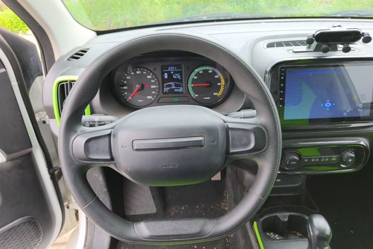 Used Roewe Clever 2021 302 km New Four-Seater Super-Efficient Version Steering Wheel
