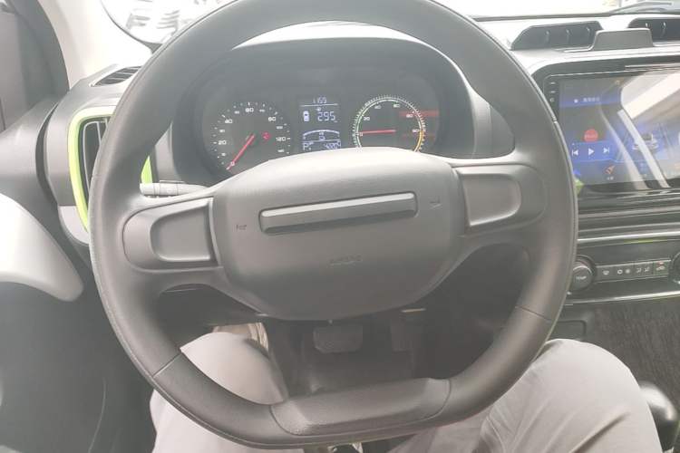 Used Roewe Clever 2021 302 km New Four-Seater Super-Efficient Version Steering Wheel