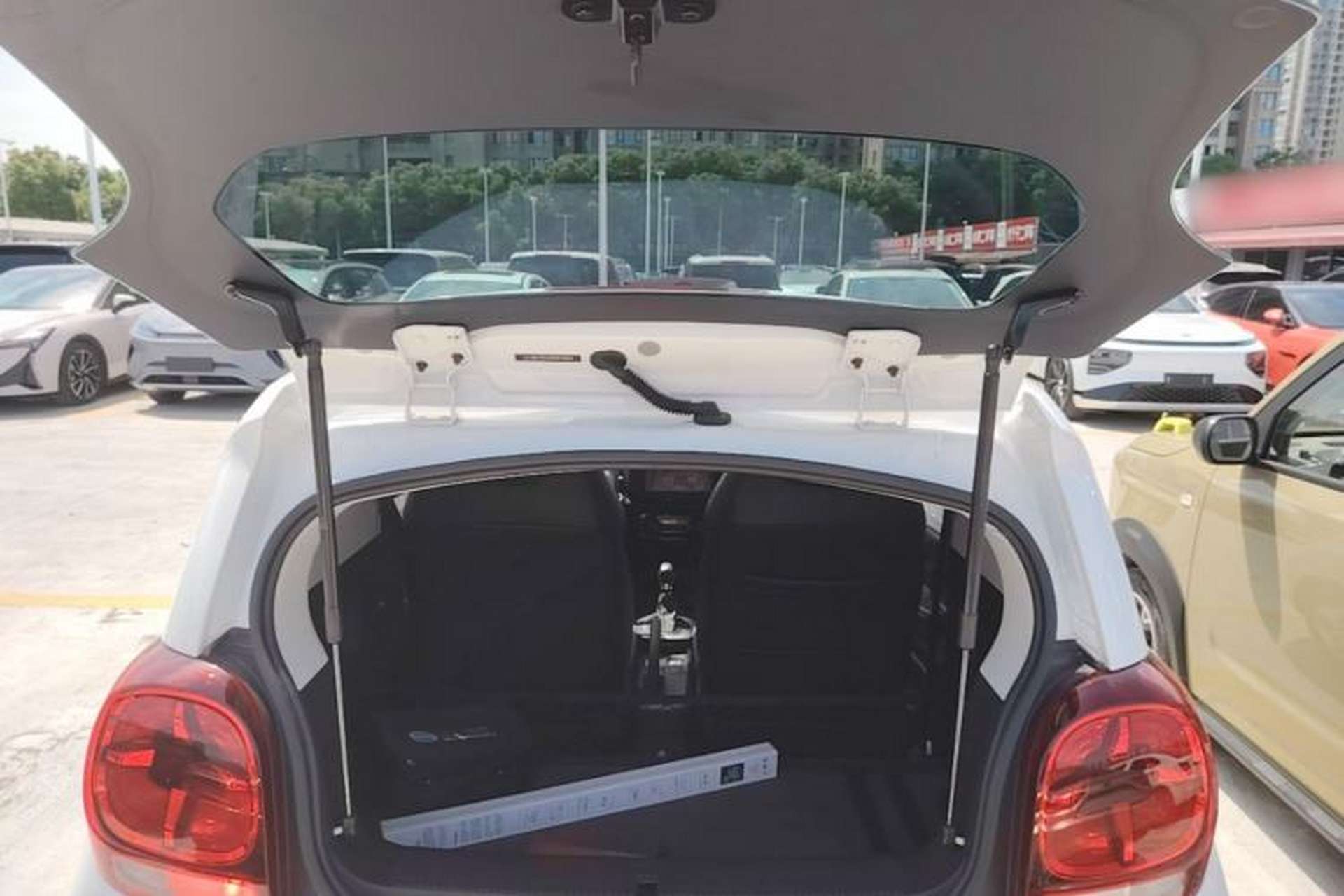 Used Roewe Clever 2021 302km All-Round Version Trunk
