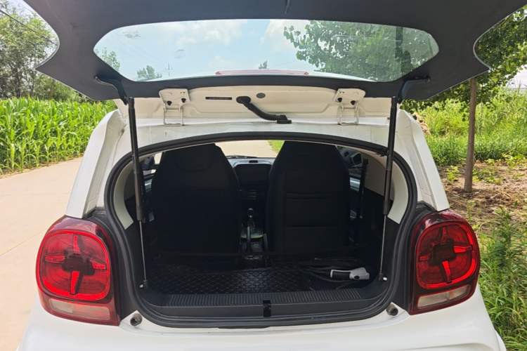 Used Roewe Clever 2021 302km All-Round Version Trunk