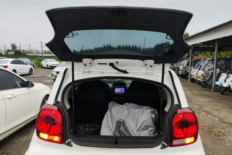 Used Roewe Clever 2021 302km All-Round Version Trunk