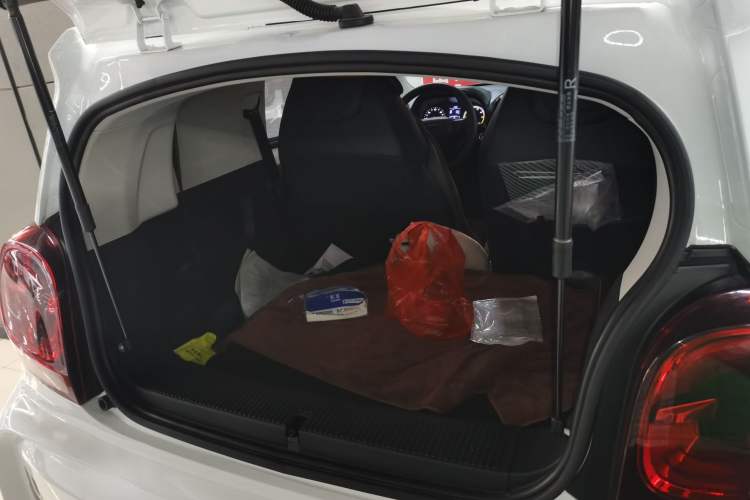 Used Roewe Clever 2021 302 km New Four-Seater Super-Efficient Version Trunk
