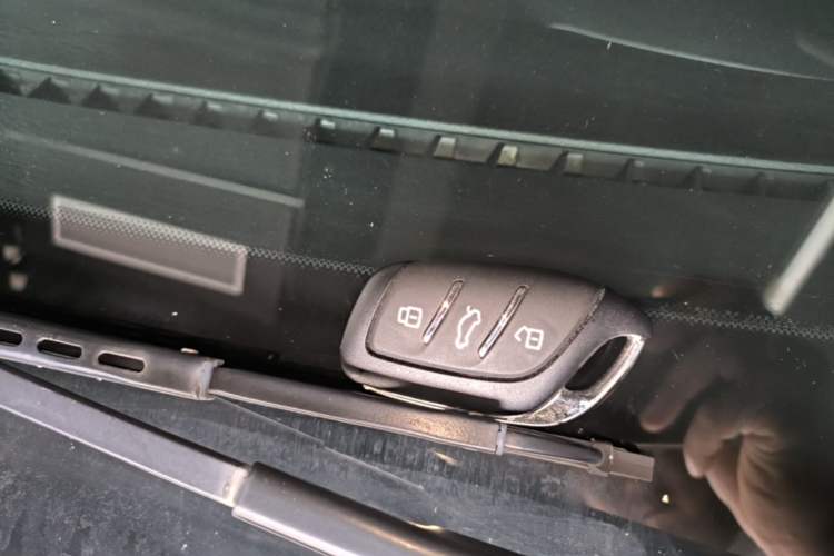 Used Roewe Clever 2021 302 km New Four-Seater Super-Efficient Version Vehicle Key