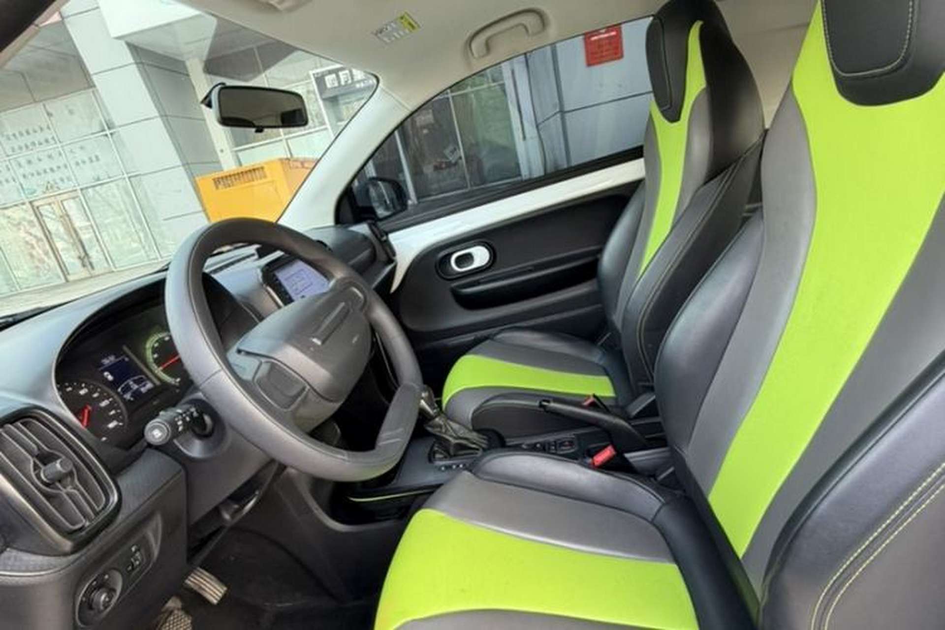 Used Roewe Clever 2021 302 km New Four-Seater Super-Efficient Version Interior 3