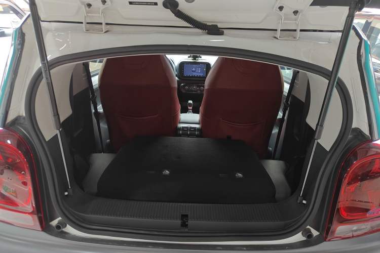 Used Roewe Clever 2022 311km QiQi BoBo Edition Trunk