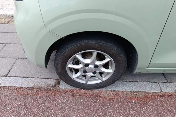 Used Roewe Clever 2022 311km QiQi BoBo Edition Left Front Wheel Hub
