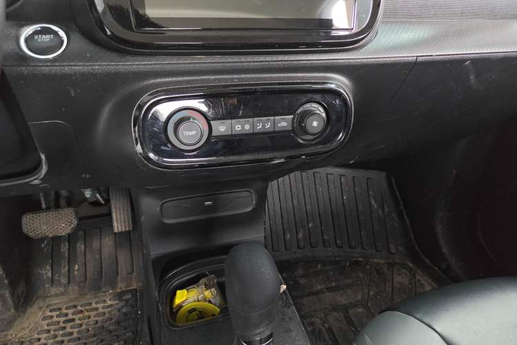 Used Roewe Clever 2022 311km QiQi BoBo Edition Audio And AC Panel
