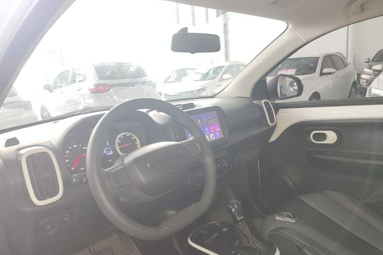 Used Roewe Clever 2022 311km QiQi BoBo Edition Center Console
