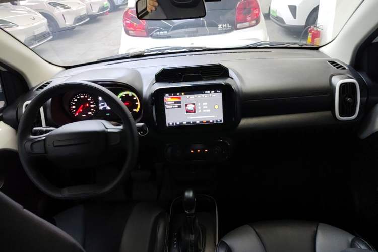 Used Roewe Clever 2022 311km QiQi BoBo Edition Center Console