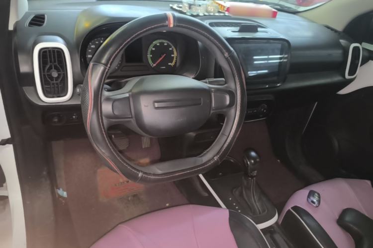 Used Roewe Clever 2022 311km QiQi BoBo Edition Center Console