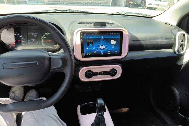 Used Roewe Clever 2022 311km QiQi BoBo Edition Center Console