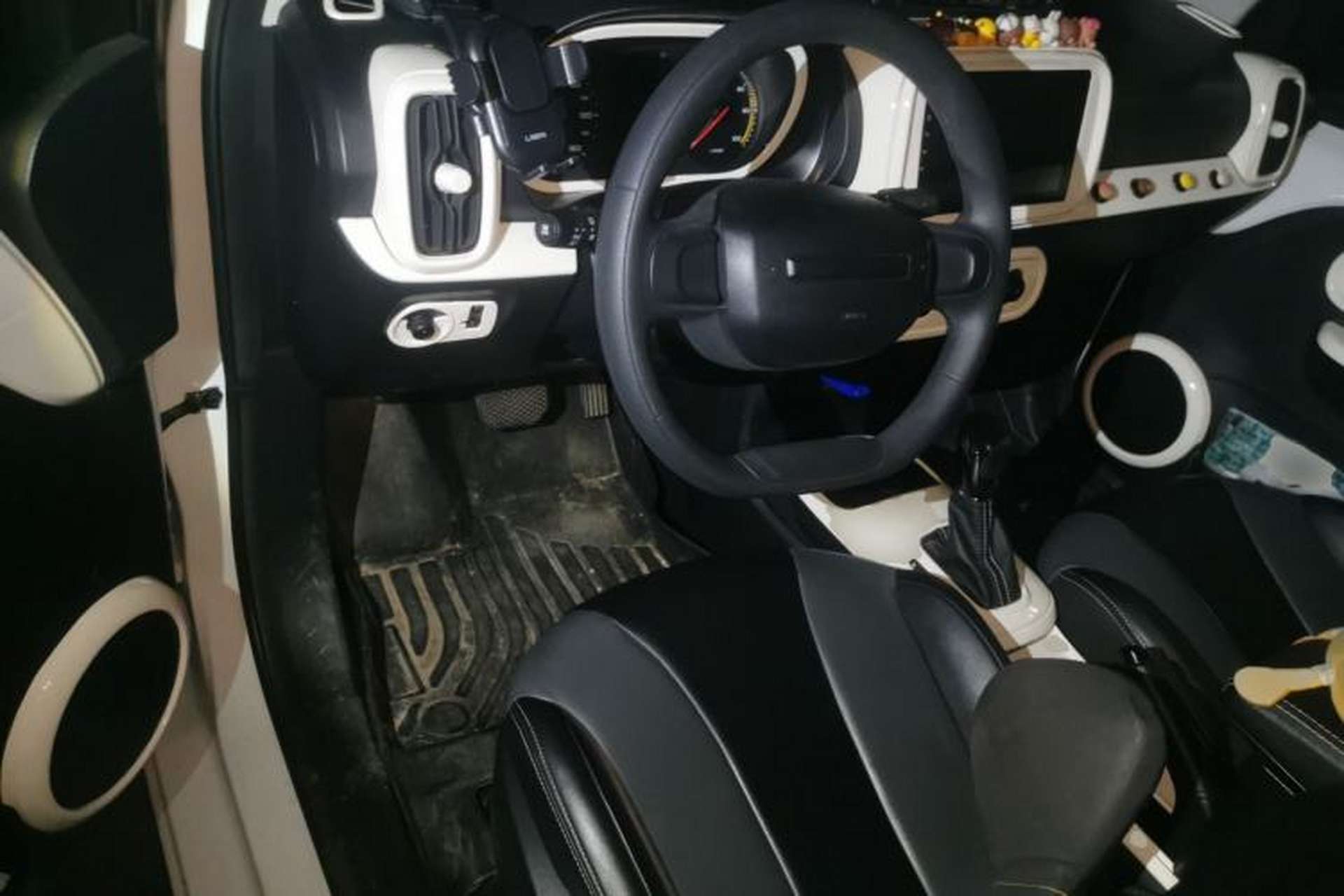 Used Roewe Clever 2022 311km QiQi BoBo Edition Center Console