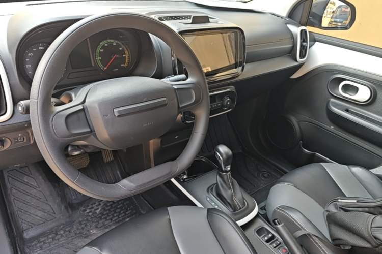 Used Roewe Clever 2022 311km QiQi BoBo Edition Center Console