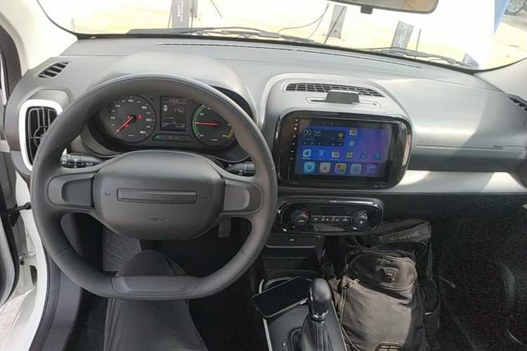 Used Roewe Clever 2022 311km QiQi BoBo Edition Center Console