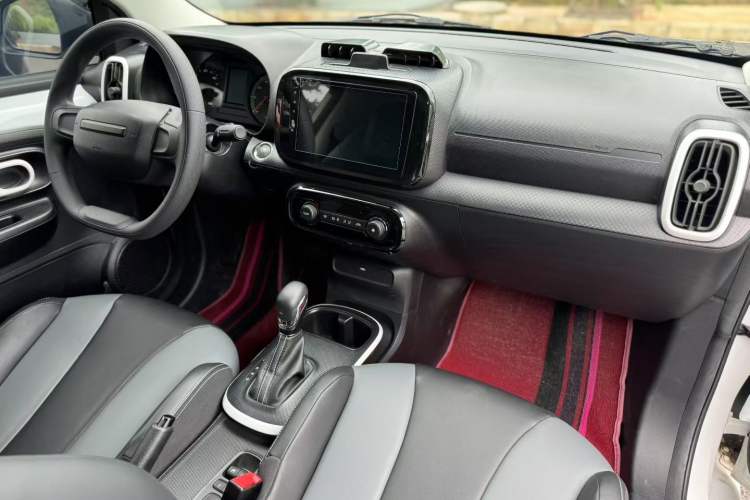Used Roewe Clever 2022 311km QiQi BoBo Edition Interior 1