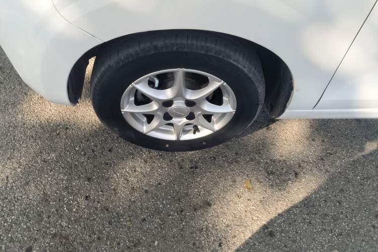 Used Roewe Clever 2022 311km QiQi BoBo Edition Left Front Wheel Hub