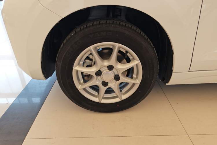 Used Roewe Clever 2022 311km QiQi BoBo Edition Left Front Wheel Hub