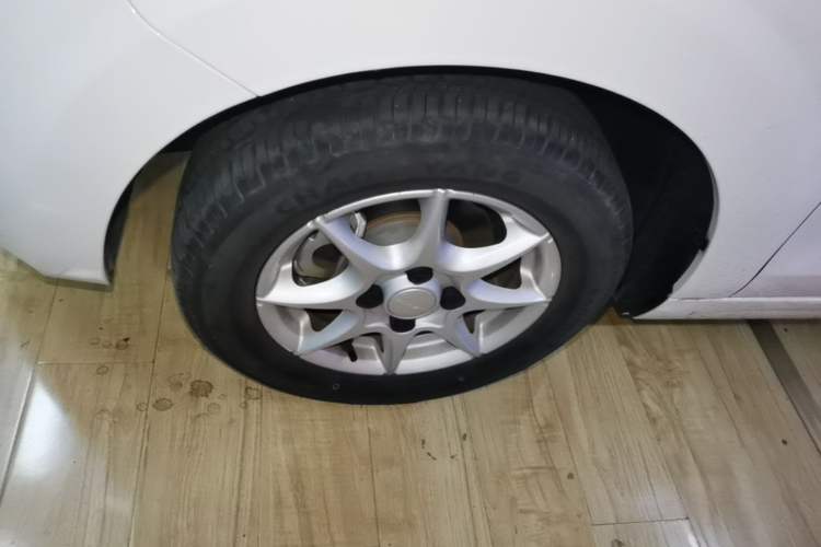 Used Roewe Clever 2022 311km QiQi BoBo Edition Left Front Wheel Hub