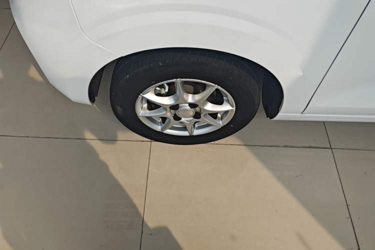 Used Roewe Clever 2022 311km QiQi BoBo Edition Left Front Wheel Hub