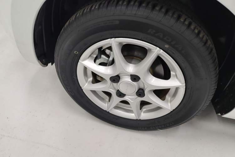 Used Roewe Clever 2022 311km QiQi BoBo Edition Left Front Wheel Hub