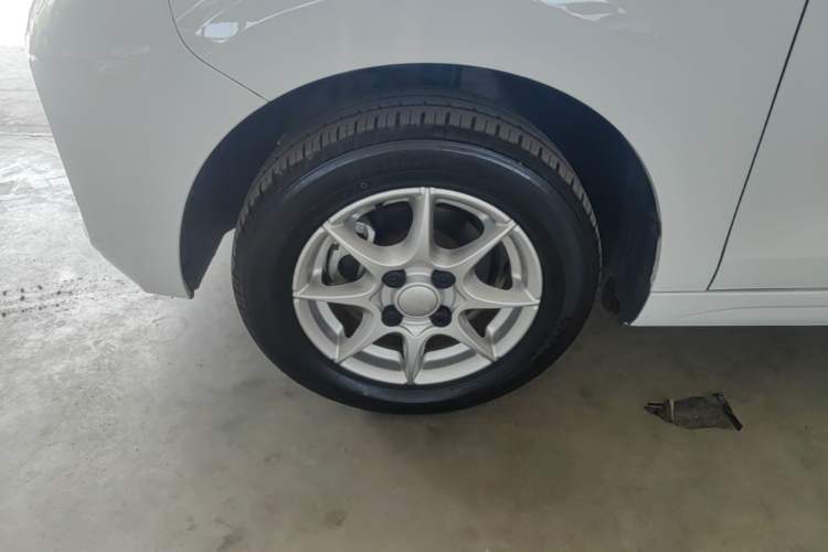 Used Roewe Clever 2022 311km QiQi BoBo Edition Left Front Wheel Hub