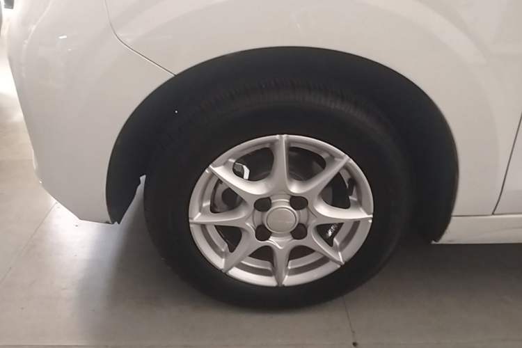 Used Roewe Clever 2022 311km QiQi BoBo Edition Left Front Wheel Hub
