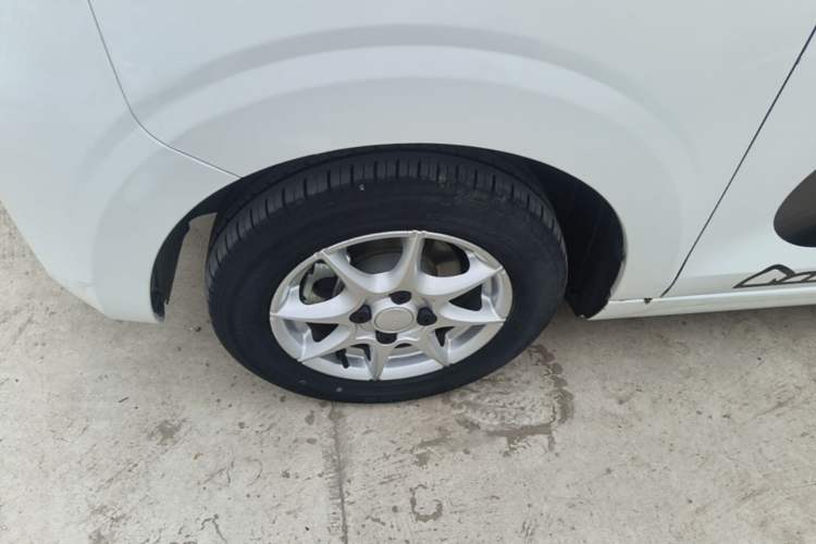 Used Roewe Clever 2022 311km QiQi BoBo Edition Left Front Wheel Hub