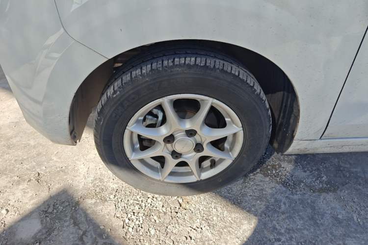 Used Roewe Clever 2022 311km QiQi BoBo Edition Left Front Wheel Hub