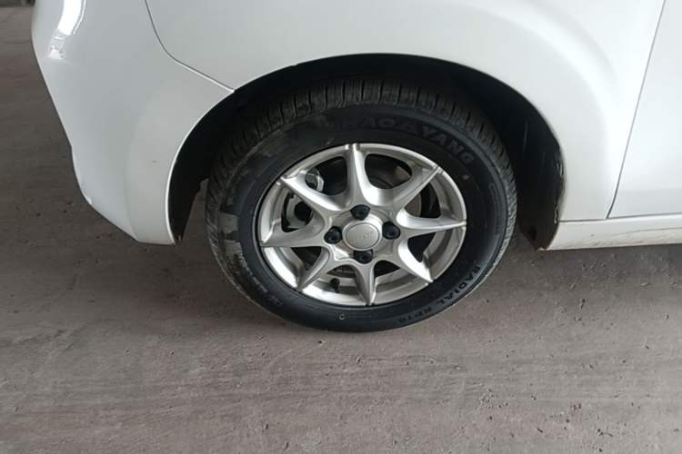 Used Roewe Clever 2022 311km QiQi BoBo Edition Left Front Wheel Hub