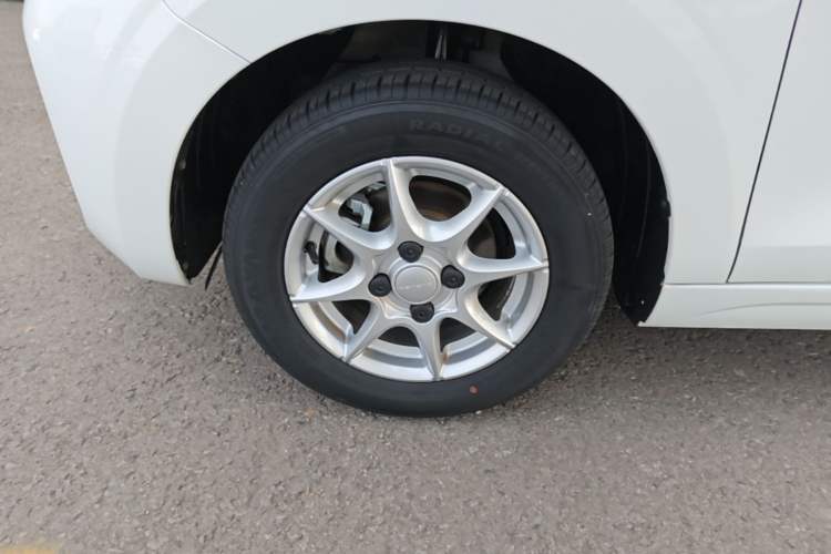 Used Roewe Clever 2022 311km QiQi BoBo Edition Left Front Wheel Hub