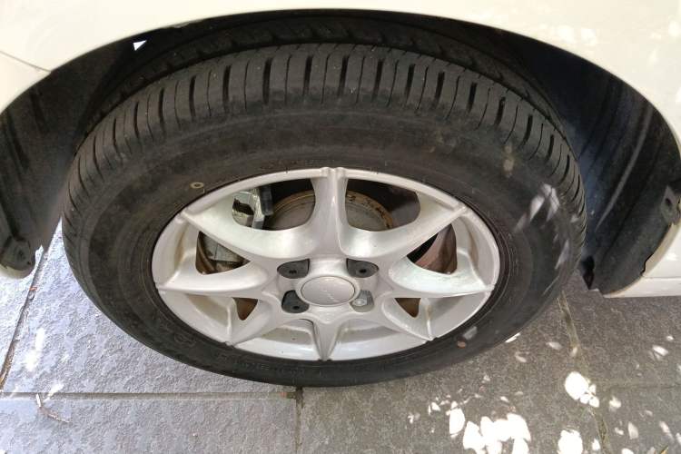Used Roewe Clever 2022 311km QiQi BoBo Edition Left Front Wheel Hub