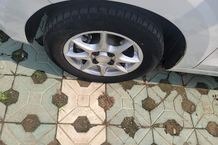 Used Roewe Clever 2022 311km QiQi BoBo Edition Left Front Wheel Hub