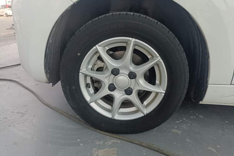 Used Roewe Clever 2022 311km QiQi BoBo Edition Left Front Wheel Hub