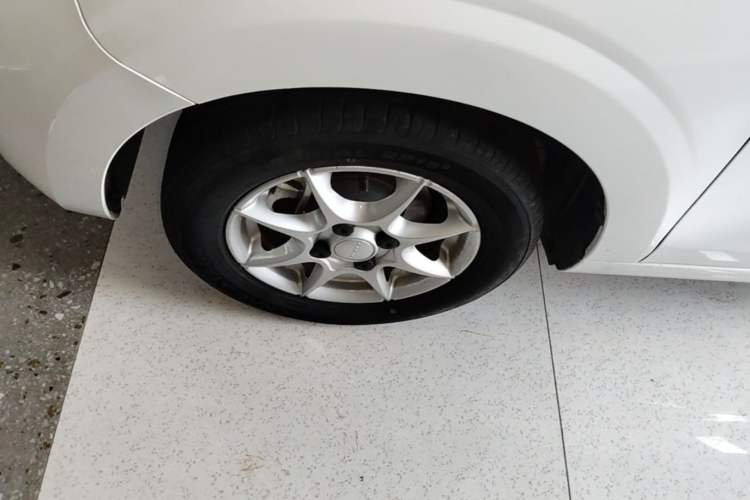 Used Roewe Clever 2022 311km QiQi BoBo Edition Left Front Wheel Hub