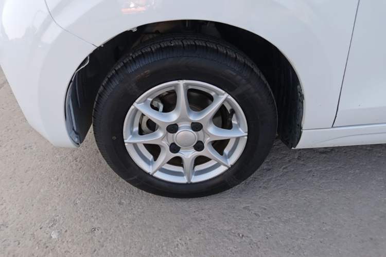 Used Roewe Clever 2022 311km QiQi BoBo Edition Left Front Wheel Hub