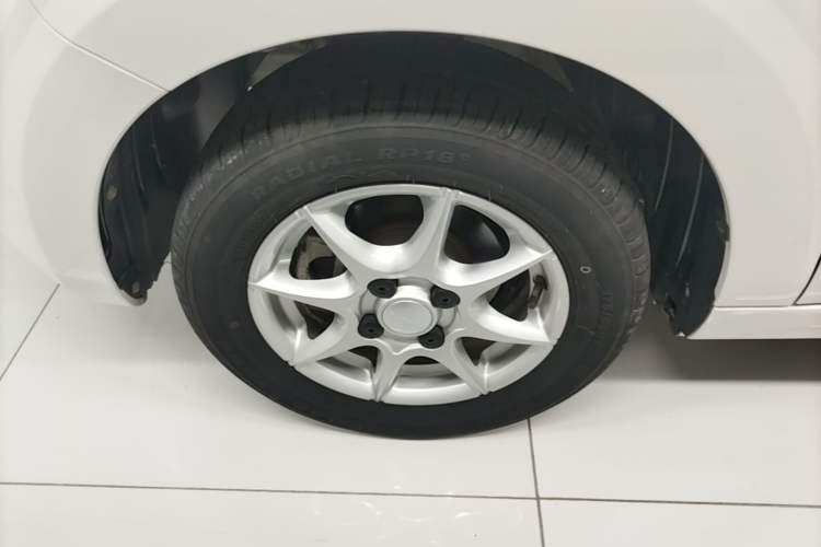 Used Roewe Clever 2022 311km QiQi BoBo Edition Left Front Wheel Hub
